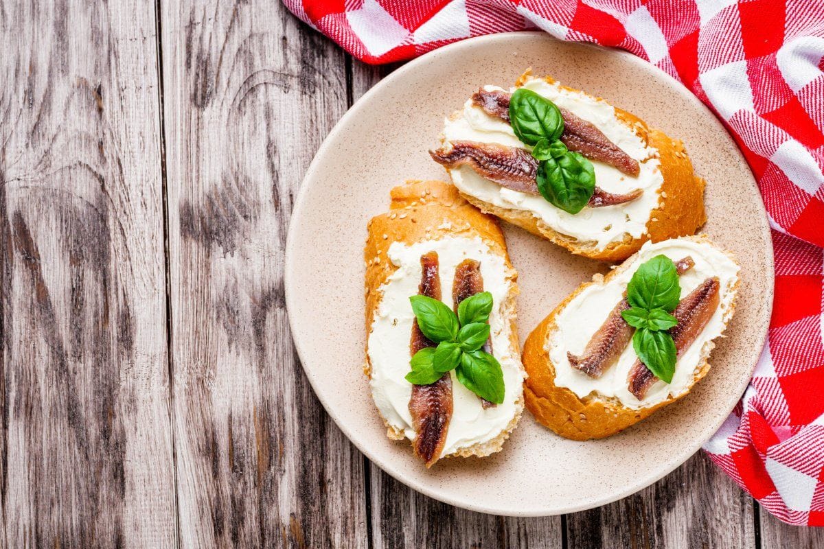 Tartines aux filets d'anchois et fromage frais