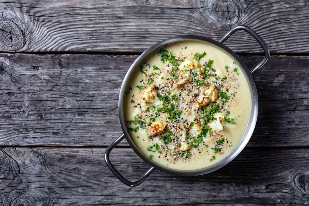 Velouté de chou-fleur et ail rôtis au quinoa croquant