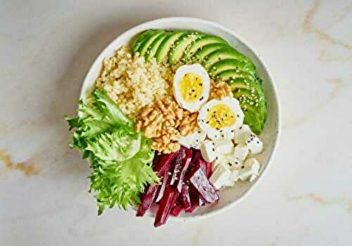 Buddha bowl au boulgour, avocat, œuf et tofu