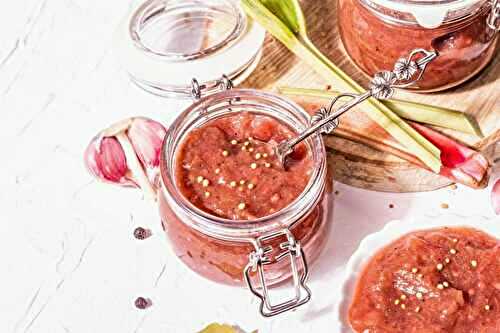 Chutney de rhubarbe maison en bocal