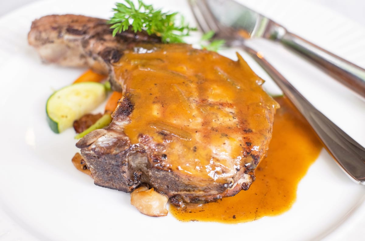 Côte de porc au jus brun réduit