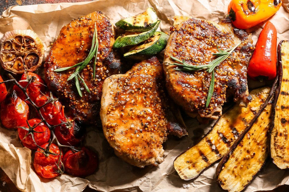 Côtes de porc grillées à la moutarde et légumes rôtis