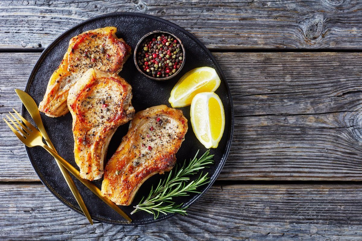 Côtes de porc poêlées au romarin et grains de poivre