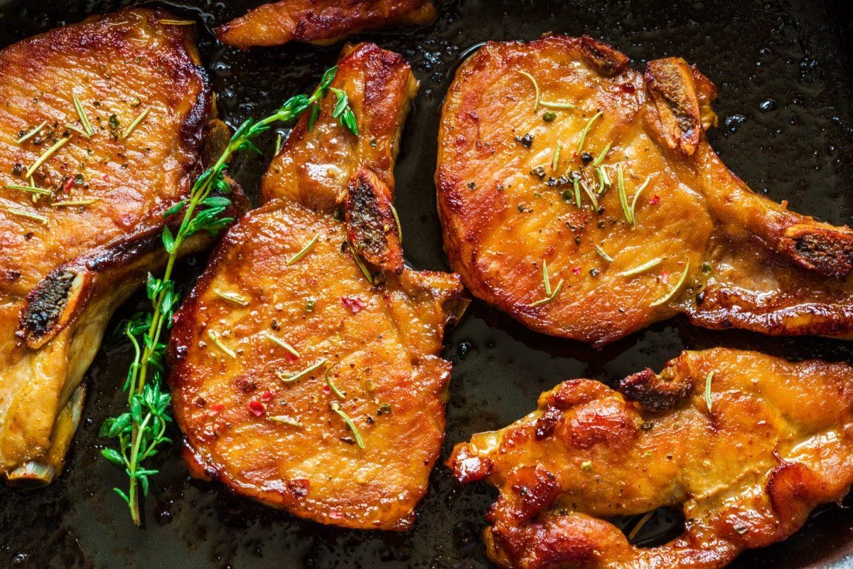 Côtes de porc rôties au thym et romarin