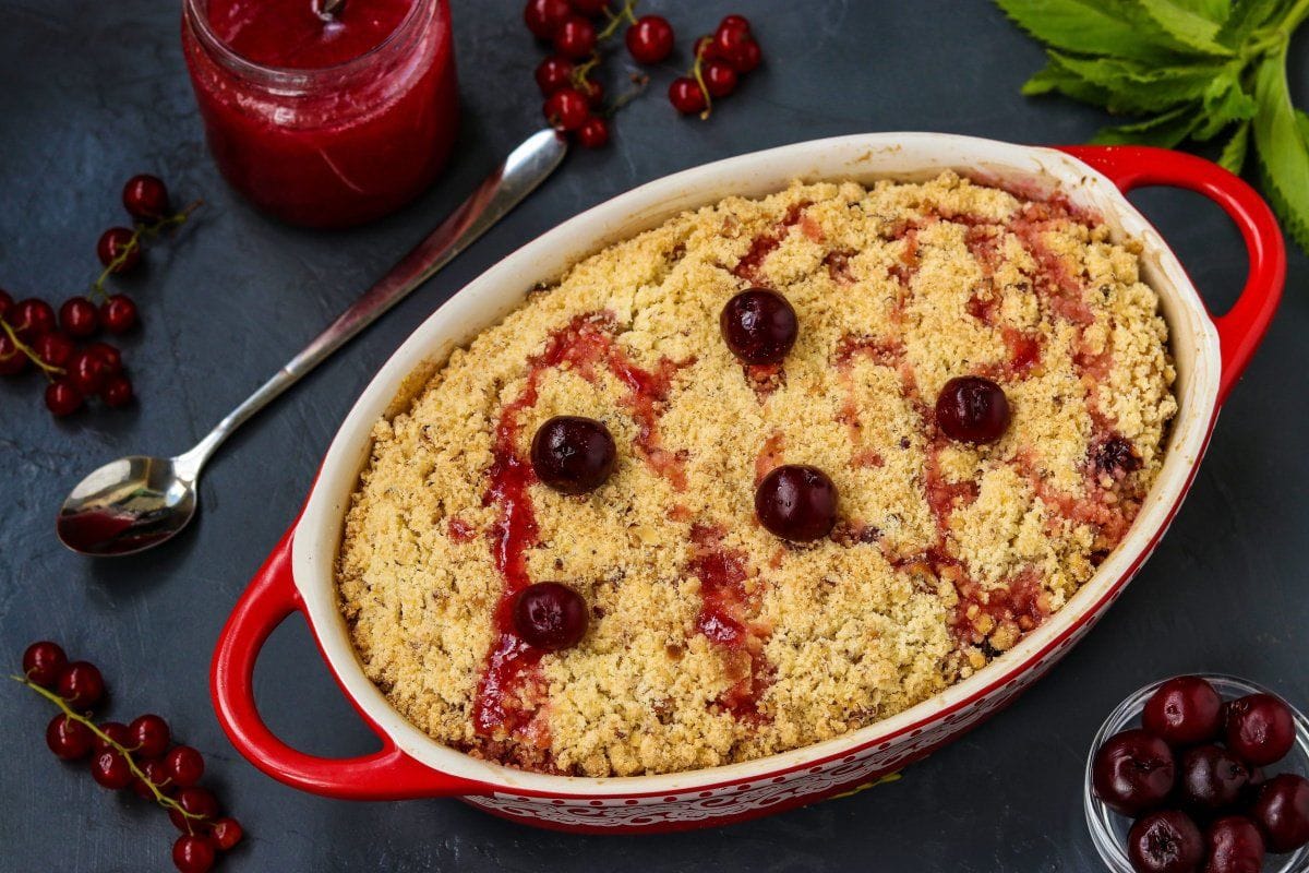 Crumble aux cerises maison
