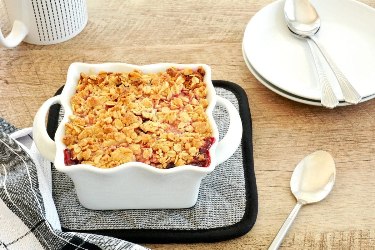 Crumble aux framboises et myrtilles