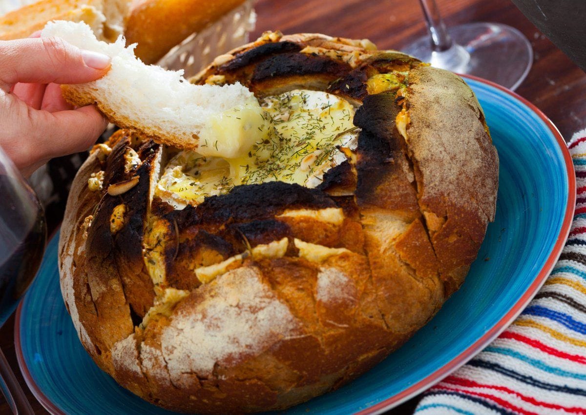 Fondue de camembert en miche de pain