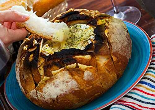 Fondue de camembert en miche de pain