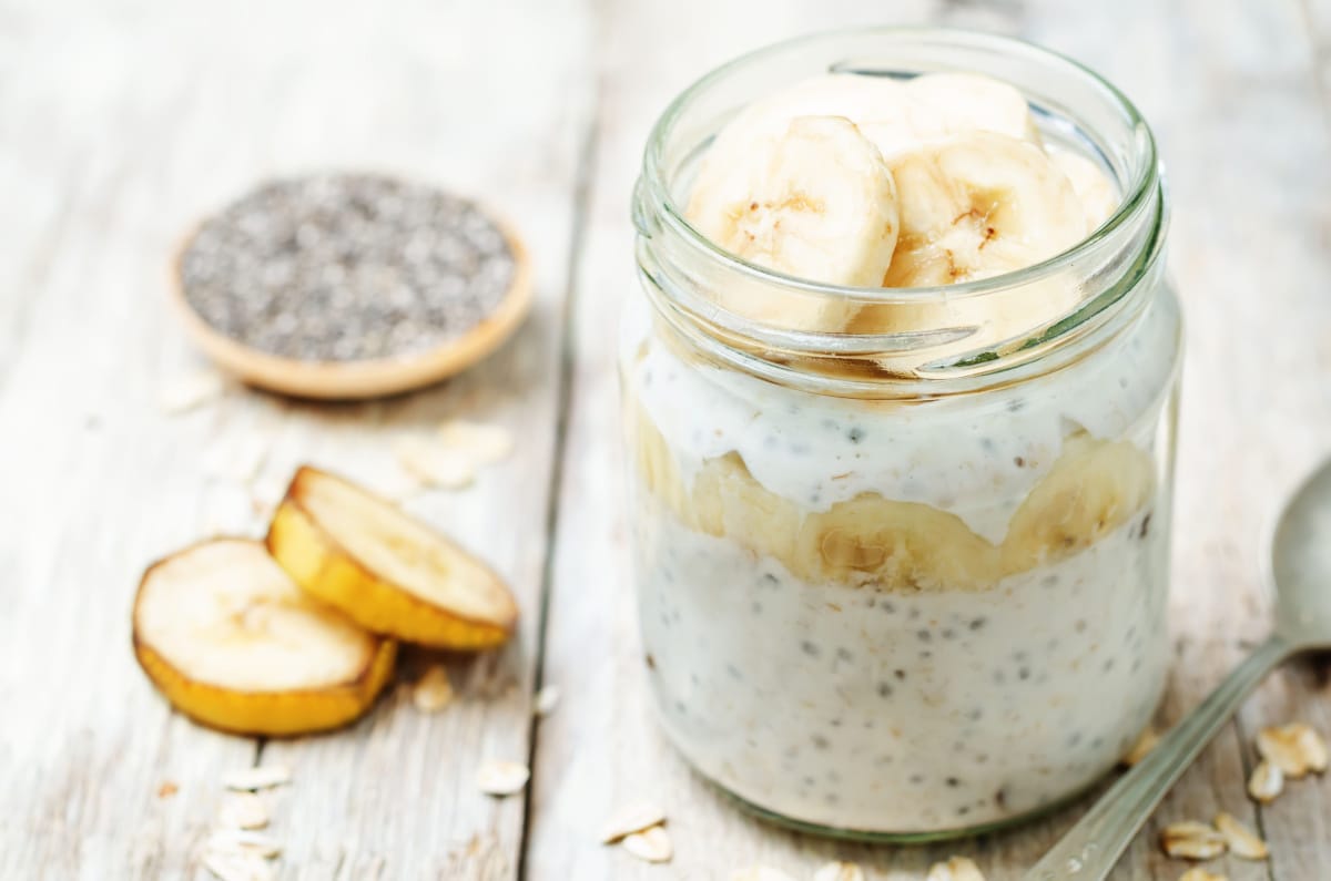 Overnight oats au yaourt grec, graines de chia et banane