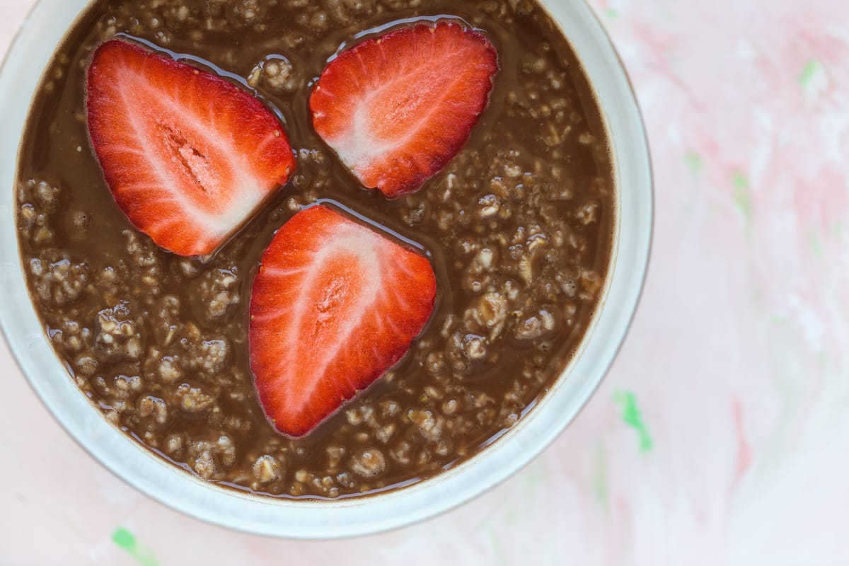 Porridge d'avoine au chocolat et aux fraises