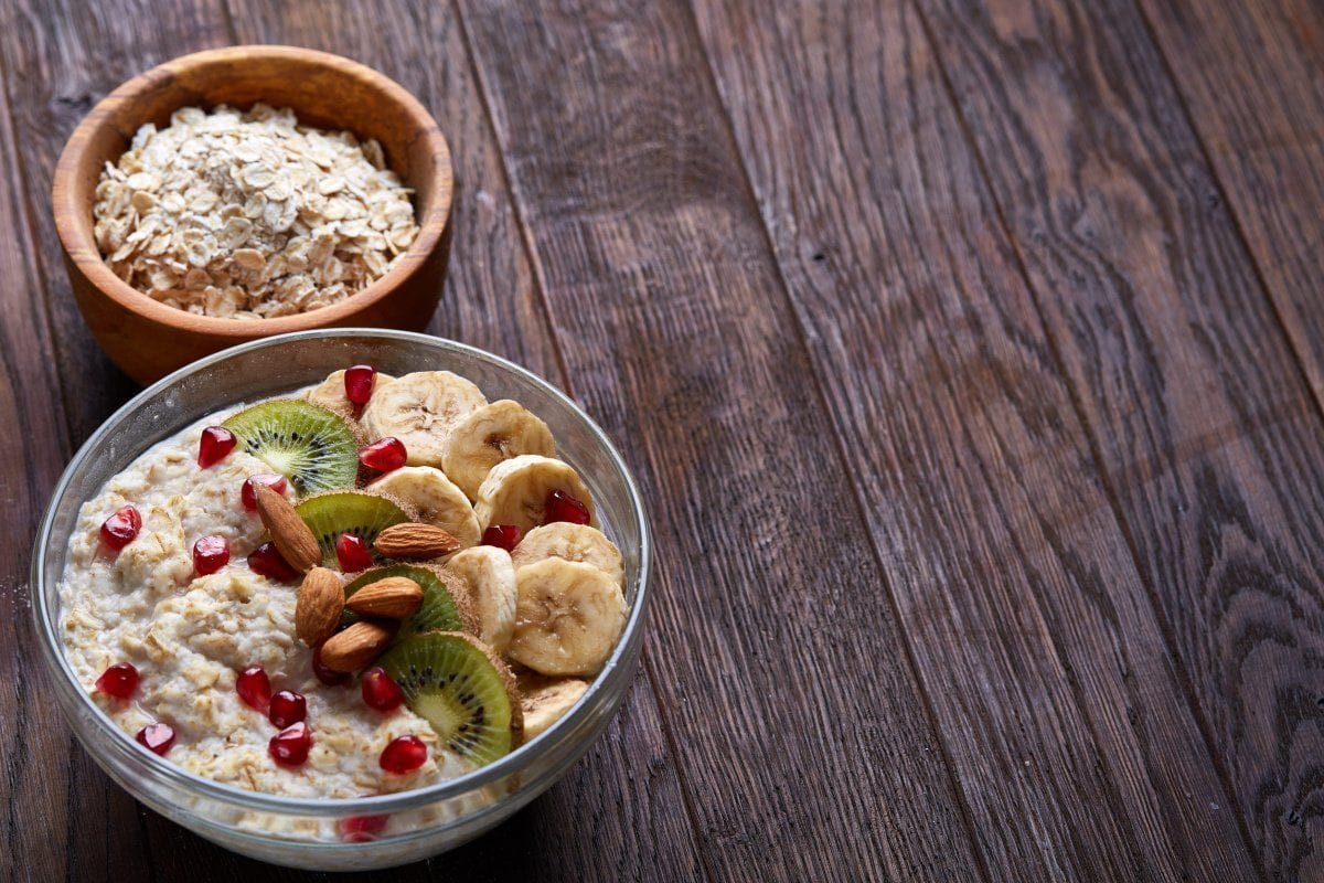 Porridge d'avoine au kiwi, banane, amandes et grenade