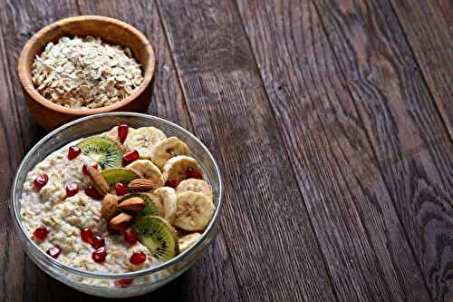 Porridge d'avoine au kiwi, banane, amandes et grenade