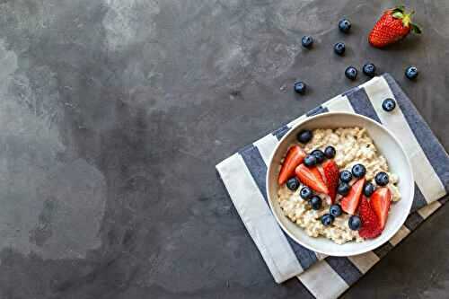 Porridge maison aux myrtilles et fraises
