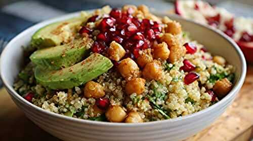 Salade bowl de quinoa, pois chiches, avocat et grenade