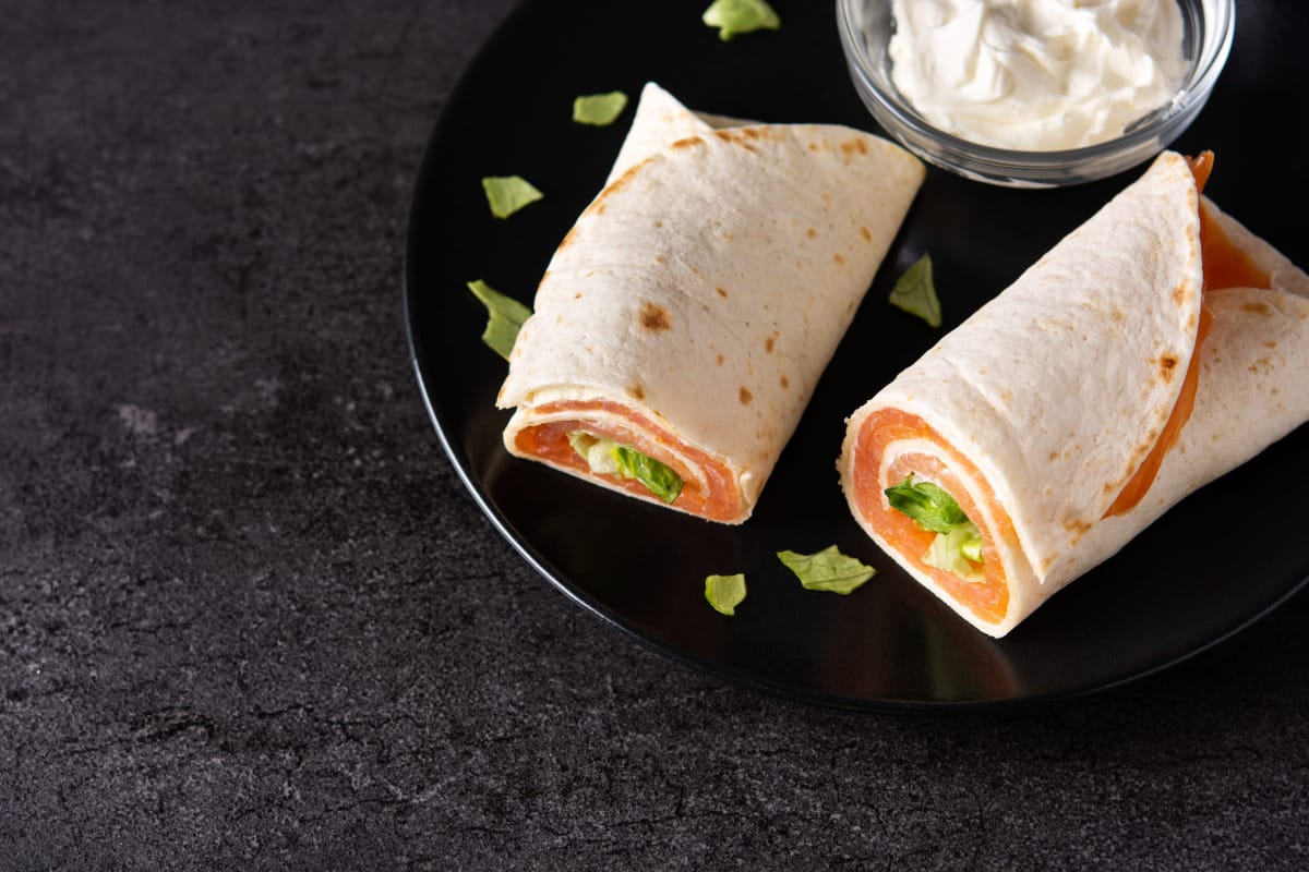 Wrap au saumon, fromage frais et crudités