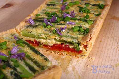 La tarte rouge aux asperges vertes