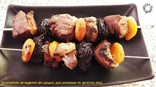 Brochettes de magret de canard aux pruneaux et abricots secs