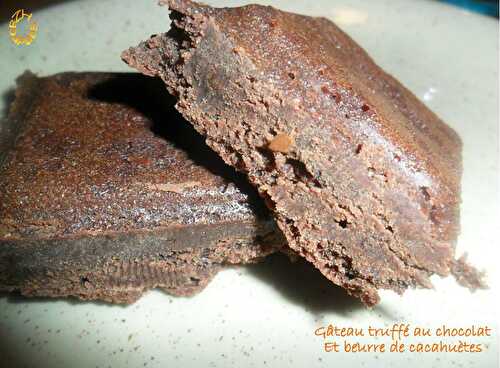 Gâteau truffé au chocolat et beurre de cacahuètes