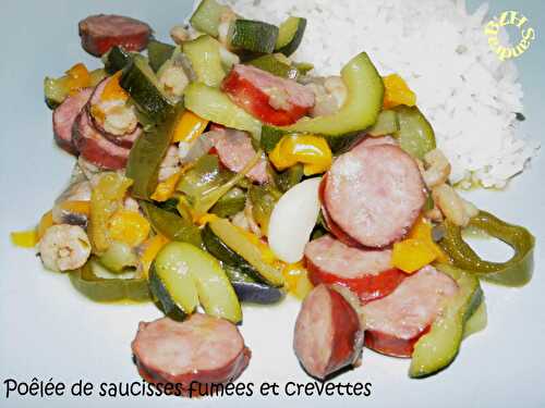 Poelée de saucisses fumées et crevettes