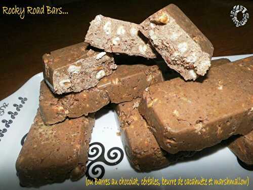 Rocky Road Bars (ou barres au chocolat, céréales, beurre de cacahuète et guimauve)