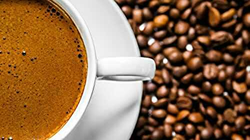 Vérité sur le café décaféiné : Contient-il de la caféine ?