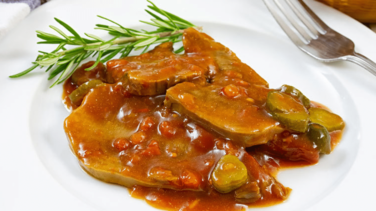 Sublimez vos repas avec une langue de bœuf tendre, nappée d’une sauce piquante aux cornichons