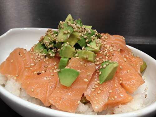 Chirashi saumon (bol de riz vinaigré recouvert de saumon cru)