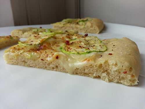 Focaccia aux courgettes, chèvre et baies roses