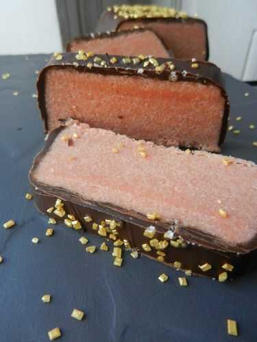Gâteau aux biscuits rose de Reims, glacé au chocolat