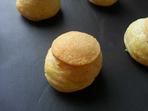 Gougères au comté et leur craquelin au parmesan