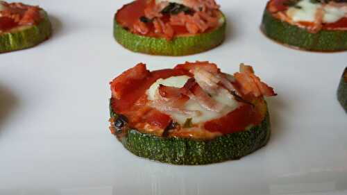 Mini pizza light sur des rondelles de courgettes / garniture au choix: jambon, champignons, chorizo, anchois, ...