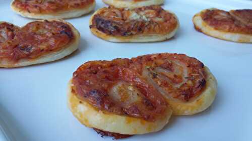 Palmiers feuilletés apéro façon tarte à la tomate - moutarde, tomate, gruyère râpé, herbes de Provence