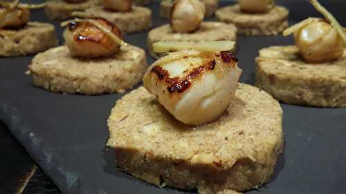 Saint-Jacques sur sablés aux noisettes et gingembre confit