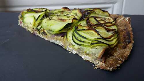 Tarte fine courgettes, moutarde, oignons + au choix chèvre, tapenade, parmesan, ... // pâte à tarte aux flocons d'avoine sans matière grasse