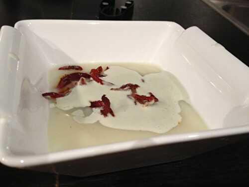 Velouté de chou-fleur au chorizo et crème de roquefort