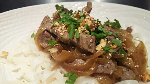 Wok de boeuf aux oignons caramélisés / coriandre / cacahuètes