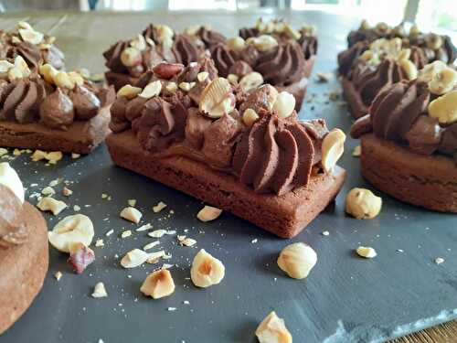 Tartelettes caramel au beurre salé, ganache chocolat, ganache pâte à tartiner et noisettes sur un palet breton chocolat