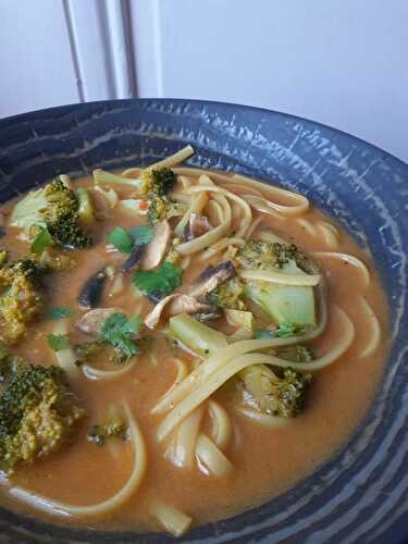 Tagliatelles aux brocolis, champignons et bouillon curry-coco