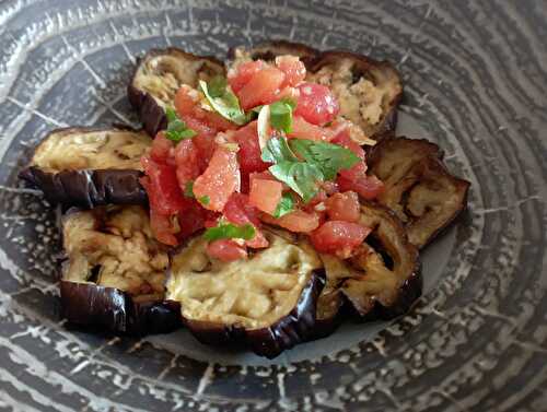 Aubergines grillées et sauce tomates épicées