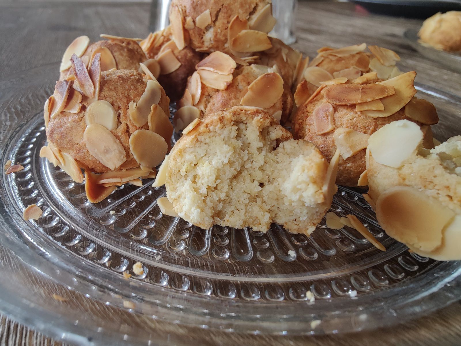 Biscuits boules aux amandes et à la fleur d'oranger