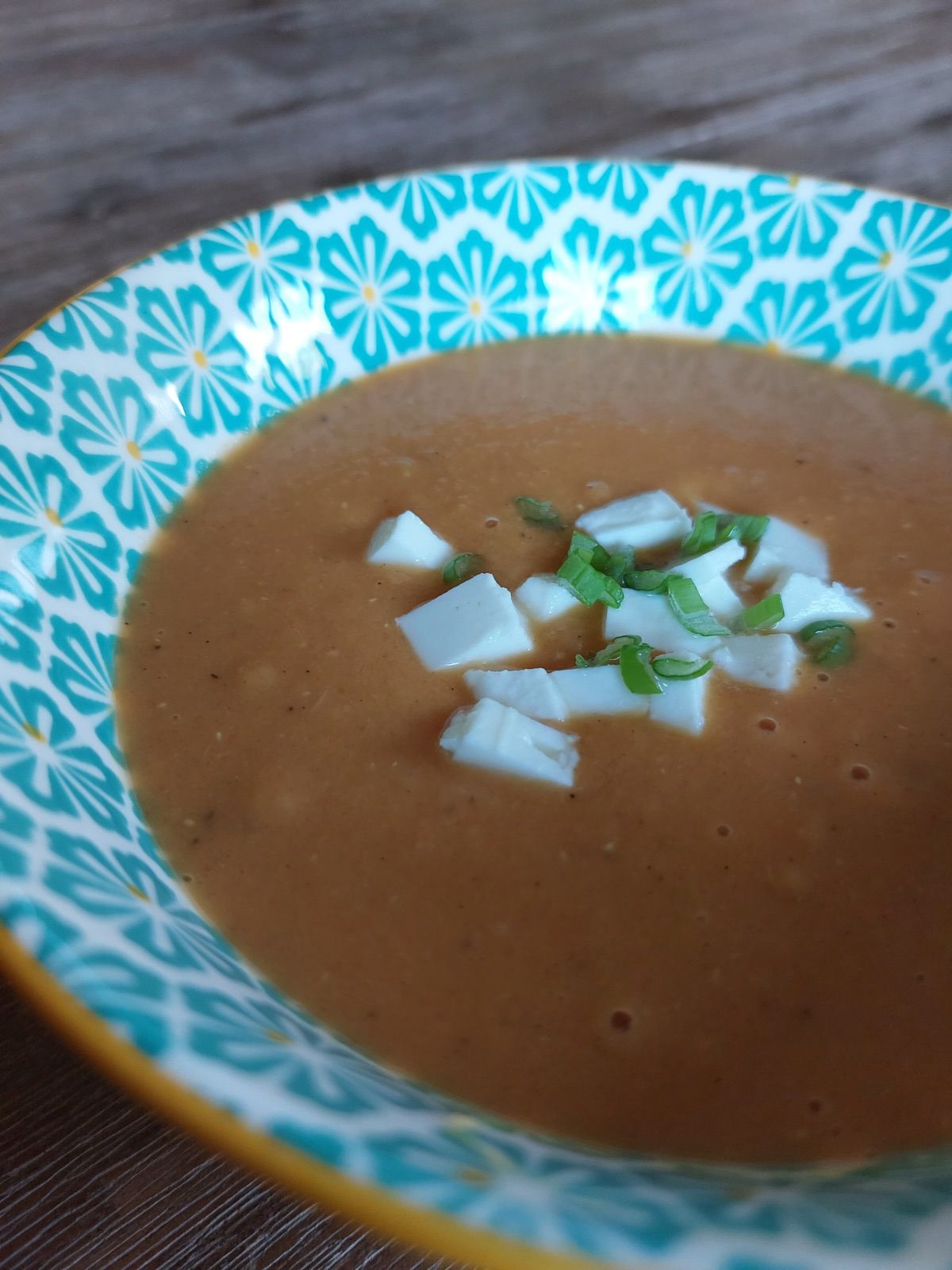 Soupe de lentilles corail au curry, tomates et lait de coco