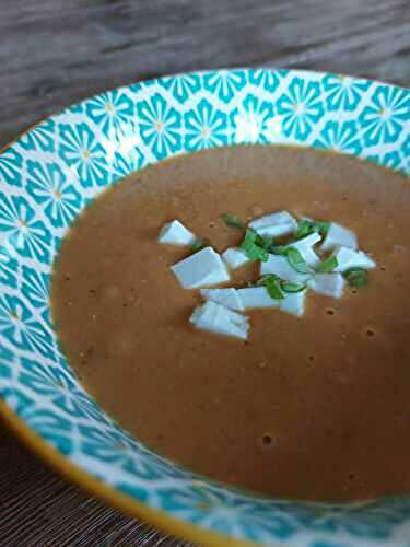 Soupe de lentilles corail au curry, tomates et lait de coco