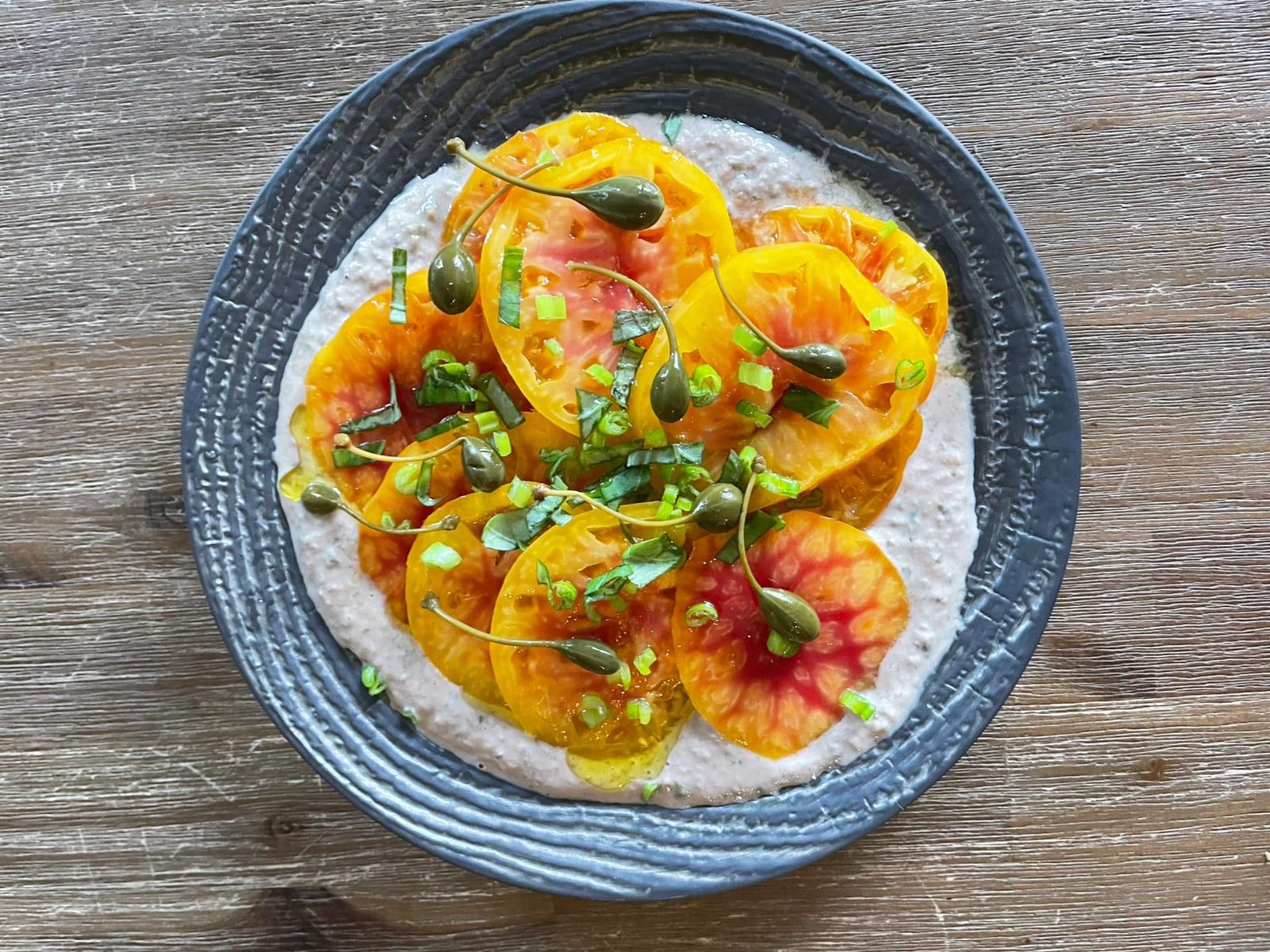 Tomates anciennes / crème de thon / câpres