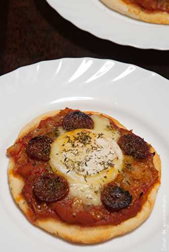 Pizzettes oignons, chorizo et chèvre chaud