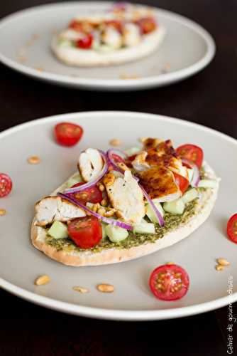 Tartines de pain pita au poulet, crudités et pesto