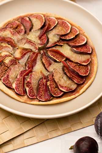 Tarte fine figues, mozza et jambon cru