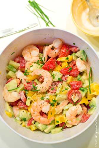 Salade grecque de tomates, avocats et crevettes