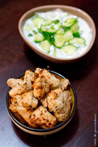 Brochettes de poulet chiche taouk accompagnées de Khiar bi laban