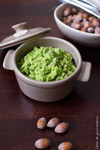 Pesto de petits pois aux noisettes et à la fêta