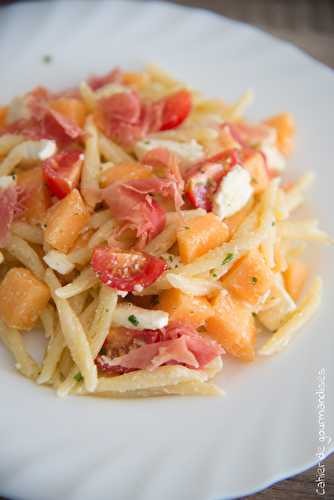 Salade de pâtes au melon, tomates cerises et jambon cru